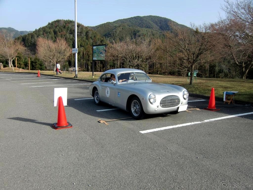 高雄大駐車場でタイムラリー計測中のチシタリア202SC。同型車がアメリカのニューヨーク近代美術館（MoMa）に永久展示されている