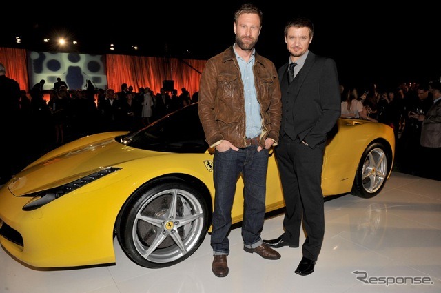 アーロン・エクハート（左）とジェレミー・レナー
