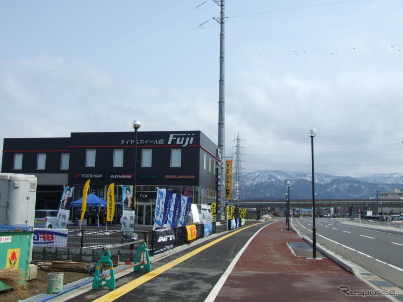 街道沿いの好立地。駐車場も広い