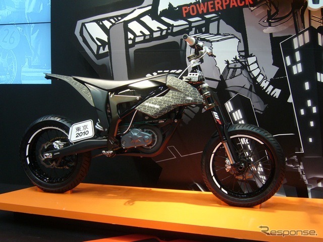 KTMの電動バイク。こちらはモタード仕様。ヘッドライトのデザインも個性的