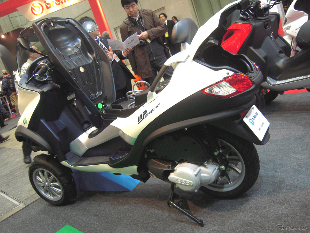 リアのトランクにはヘルメットを収納可能。リアコンビランプは開口部左右に分けて配置。