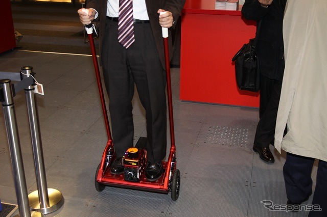 産業総合研究所製の「小型・軽量パーソナルモビリティ」