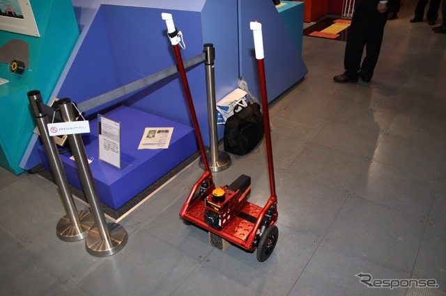 産業総合研究所製の「小型・軽量パーソナルモビリティ」。無人時。電源を切っている時だったため、無人倒立はしていない