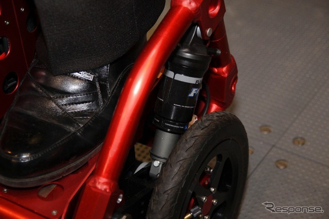 「小型・軽量パーソナルモビリティ」のエアサスペンション。パーソナルモビリティの多くがサスを備えていないので、より実用的といえる