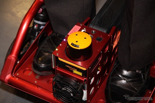 上面がオレンジ色をした機器がレーザーレンジセンサ。これで障害物を認識