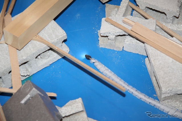 「能動スコープカメラ」。繊毛（白い部分）振動で駆動し、スコープがスルスルと進んでいく