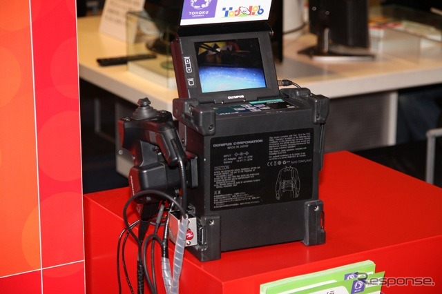 能動スコープカメラのコントローラ。先端のカメラの映像を見ながら、ユーザーはスコープを送り出していく