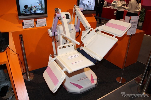 日本ロジックマシンのホーム介護ロボット、百合菜（ユリナ）。寝たきりでも運んでもらえたりする