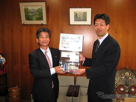 TABふれあいクラブ収集サークル世話人（右）からオイスカ愛知県支部へ寄贈の様子