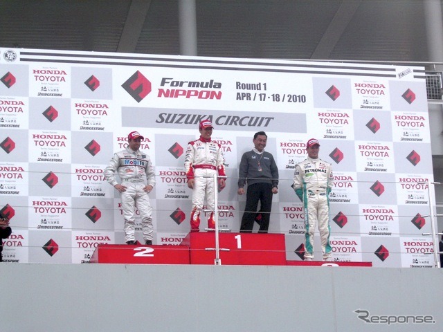左から2位オリベイラ、優勝小暮と中嶋監督、3位ロッテラー