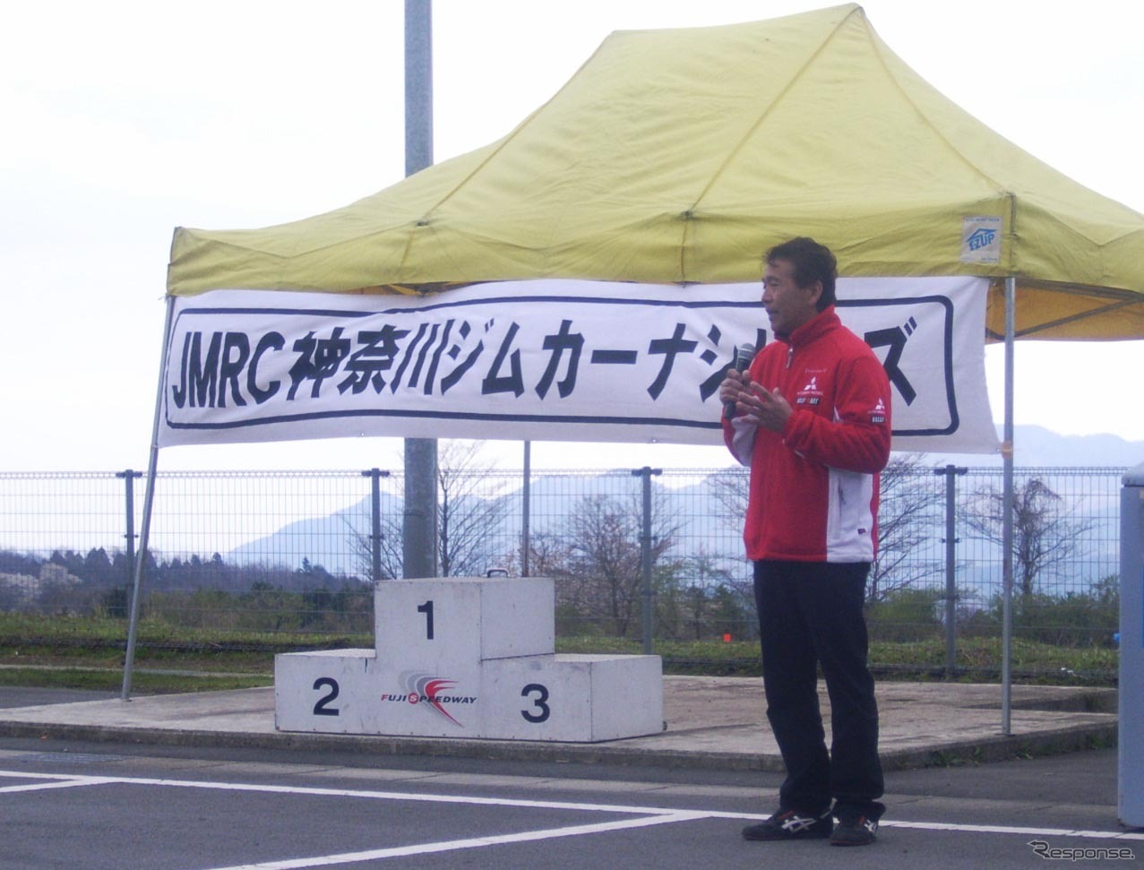 表彰式でスピーチをおこなう増岡選手。