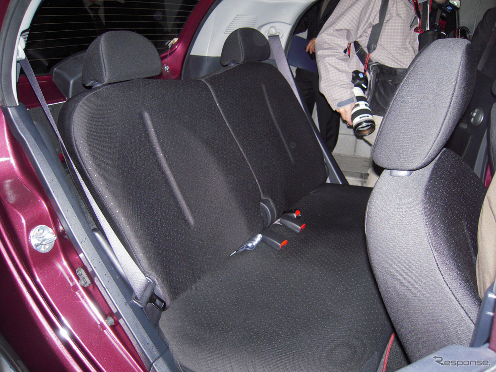 リアシートはクッションの幅が広がり、中央席に2点式ベルトが追加された