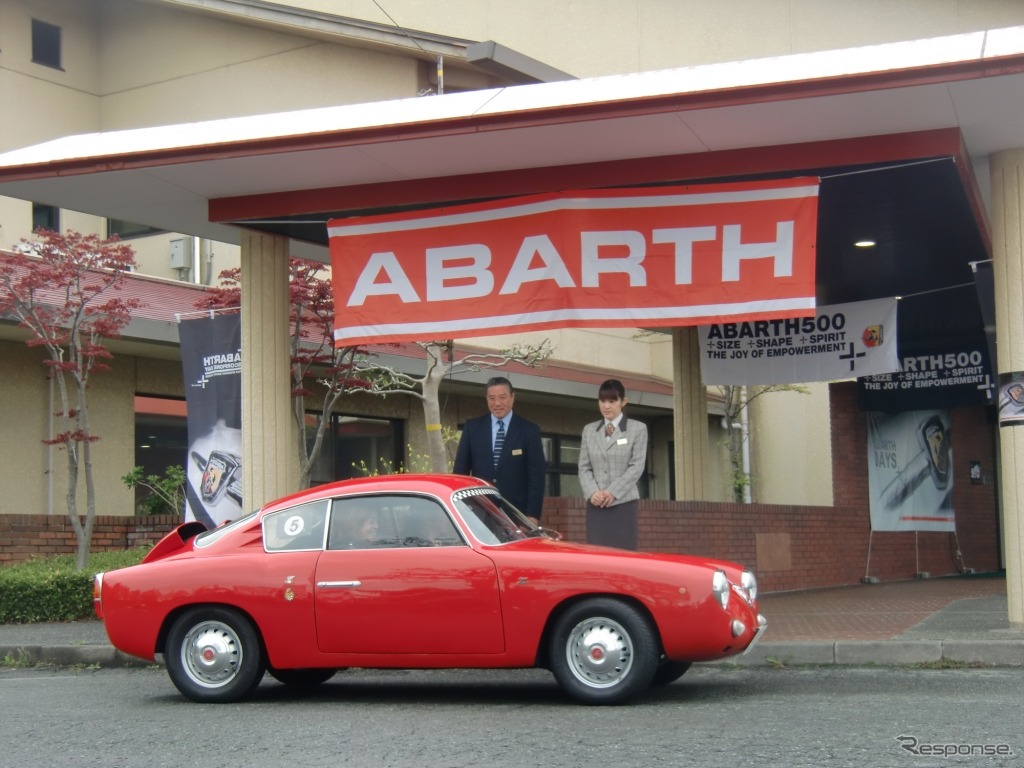 初日のツーリングにスタートしようとするフィアットアバルト750ザガート