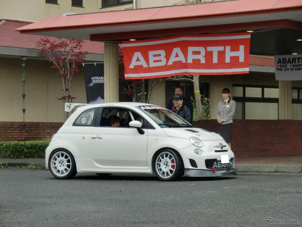 現行車も参加。これはアバルト500アセットコルサ