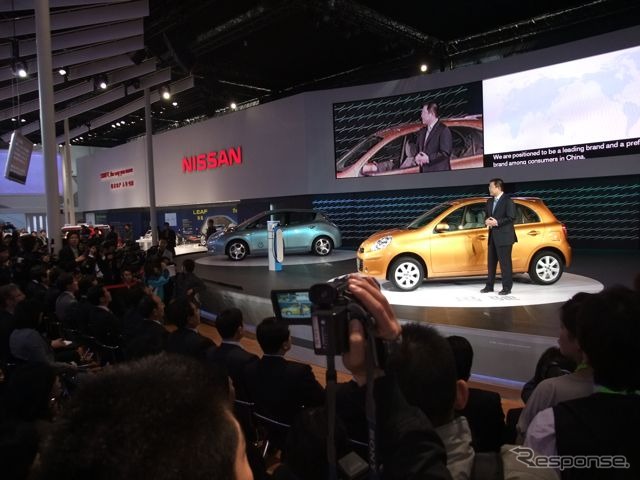 日産マーチ新型（写真右手前）