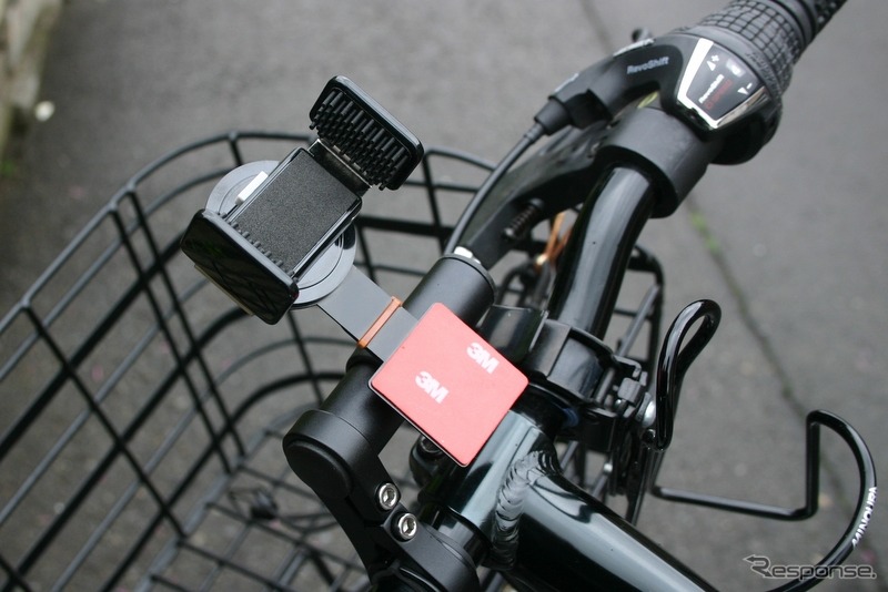 自転車のハンドルに自動車用の携帯電話ホルダーを取り付けたところ。