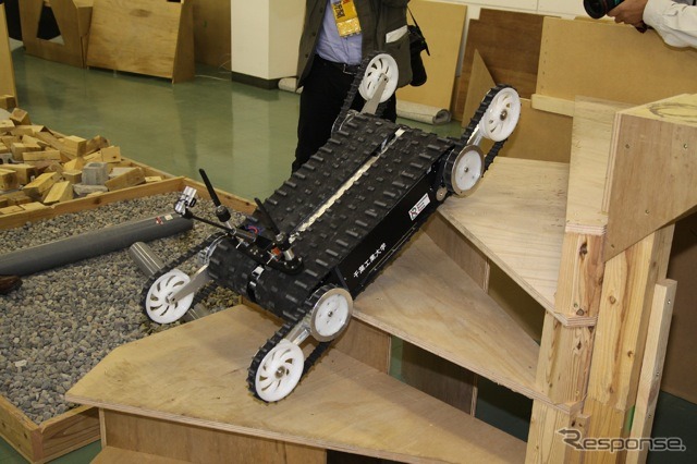 螺旋階段を上るQuince。螺旋階段の登り降りはこうしたロボットにとって非常に難しい