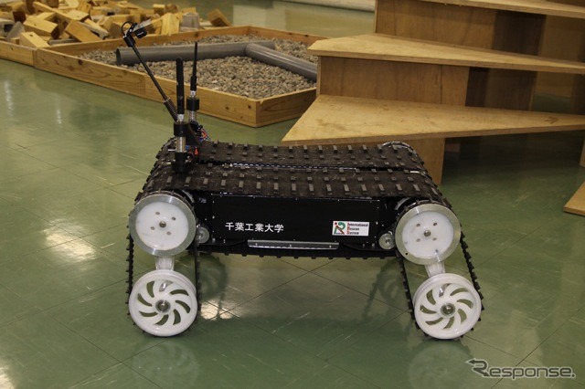 フリッパーを4脚とも立たせれば、クルマのようになり、小柄な障害物などはまたげる