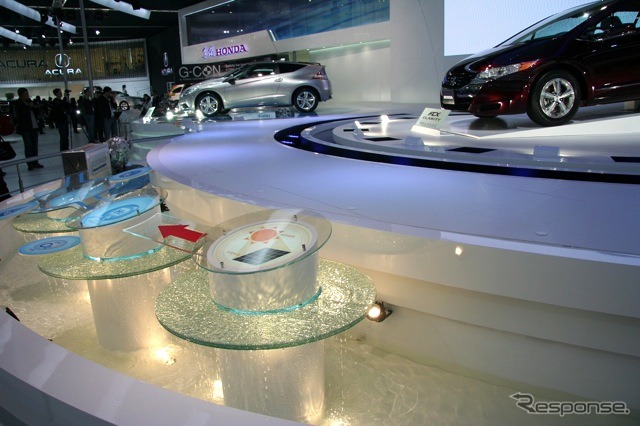 水を流して燃料電池を説明するパネルやメカニズムを展示