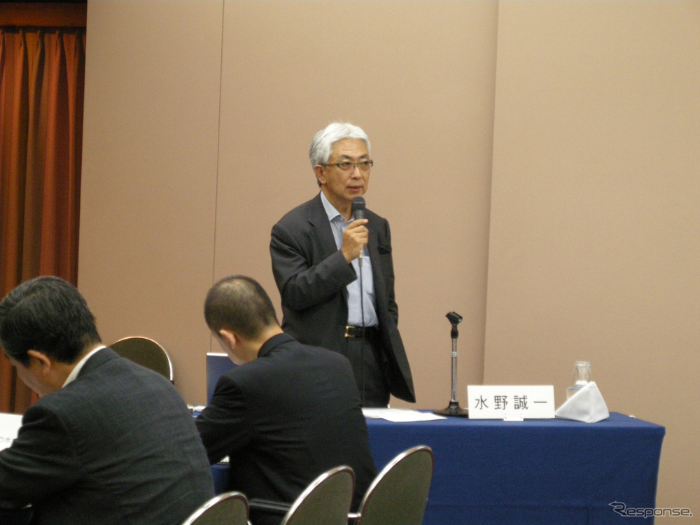 昨年開催されたフォーラムで挨拶に立つ水野誠一理事長