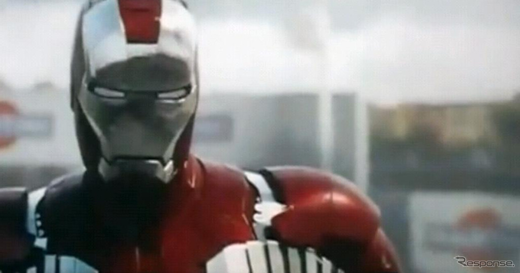 映画のワンシーンで、超高級車のロールスロイス『ファントム』を派手に破壊