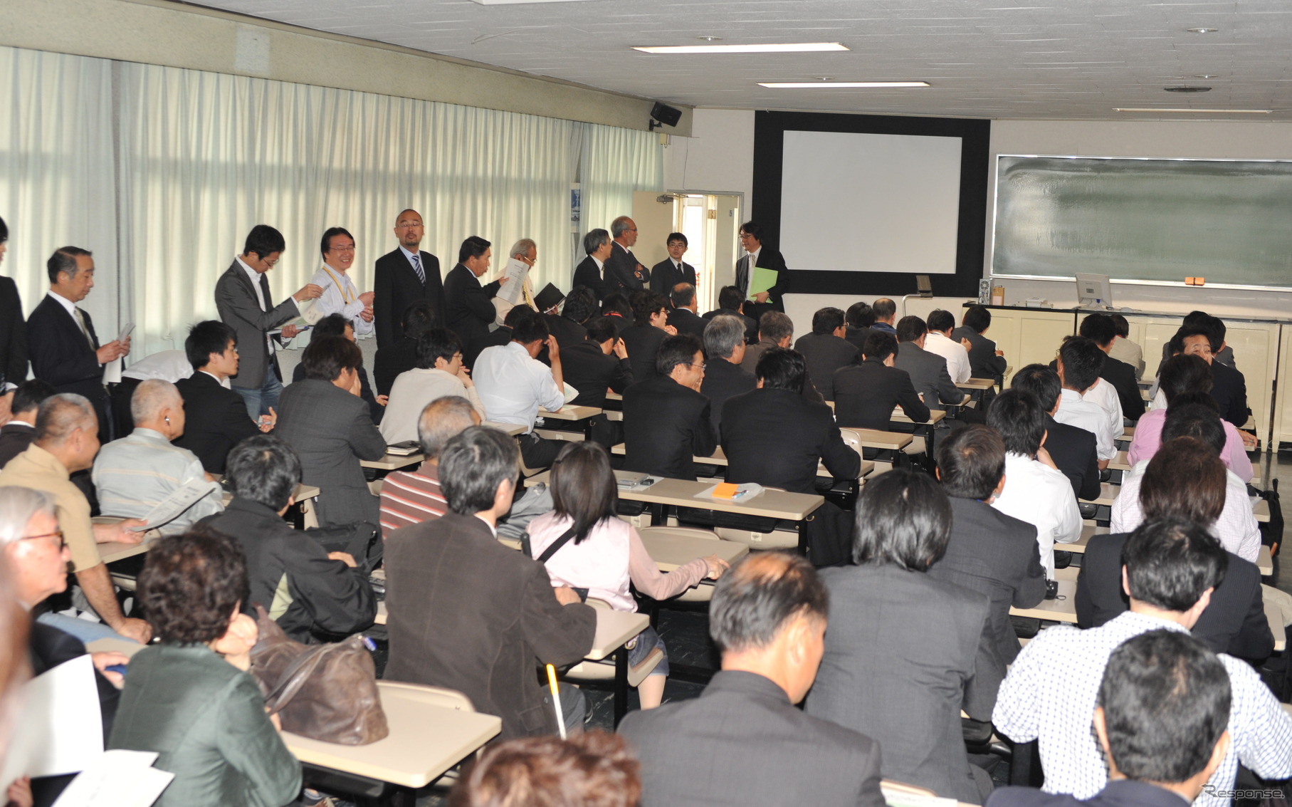 説明会場の教室には立ち見も出た（撮影＝中島みなみ）