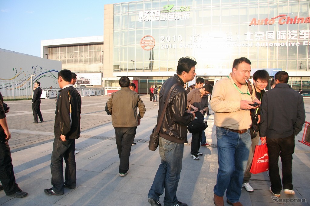 夕方の会場出口で声を掛けまくっている男性たちは……ナンパではなくもちろんダフ屋。彼らは中国でも力強く生きています。噂によると、プレスパスの買取価格は50元（700円弱）、販売価格は400元（約5500円）が相場らしい