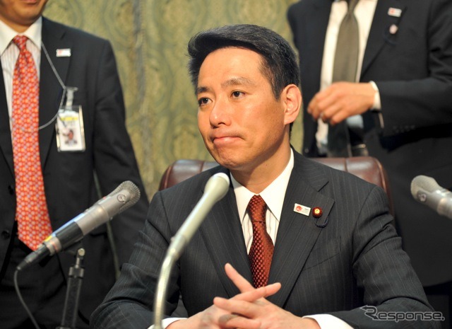 与党審議が進まず断念することになり憮然とした表情の前原国交相（18日・国会での記者会見で。撮影＝中島みなみ）