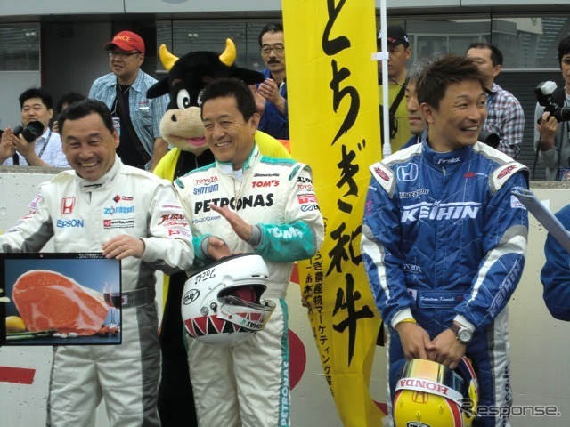 監督たちによる“ミニフォーミュラ”でのエキシビジョンレースに出場した中嶋悟監督、参議院議員選挙に出馬する舘信秀監督、金石勝智監督（向かって左から）
