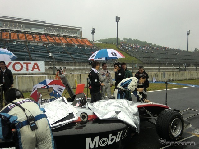 レースは雨に。ポールポジションのオリベイラ（インパル）