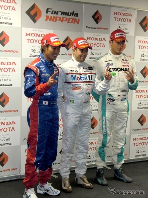 向かって左から2位塚越、優勝オリベイラ、3位ロッテラー