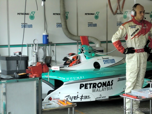 予選では、3位小暮と同タイムで2位を獲得したアンドレ・ロッテラー（トムス・トヨタ）