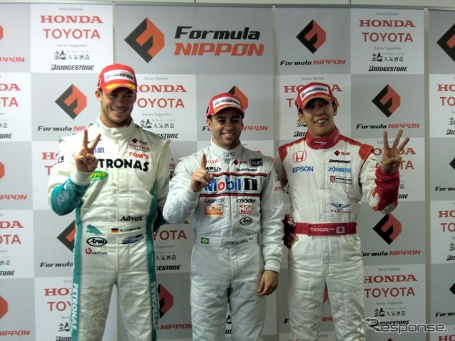 トップ3：向かって左から2位ロッテラー、ポールのオリベイラ、3位の小暮卓史