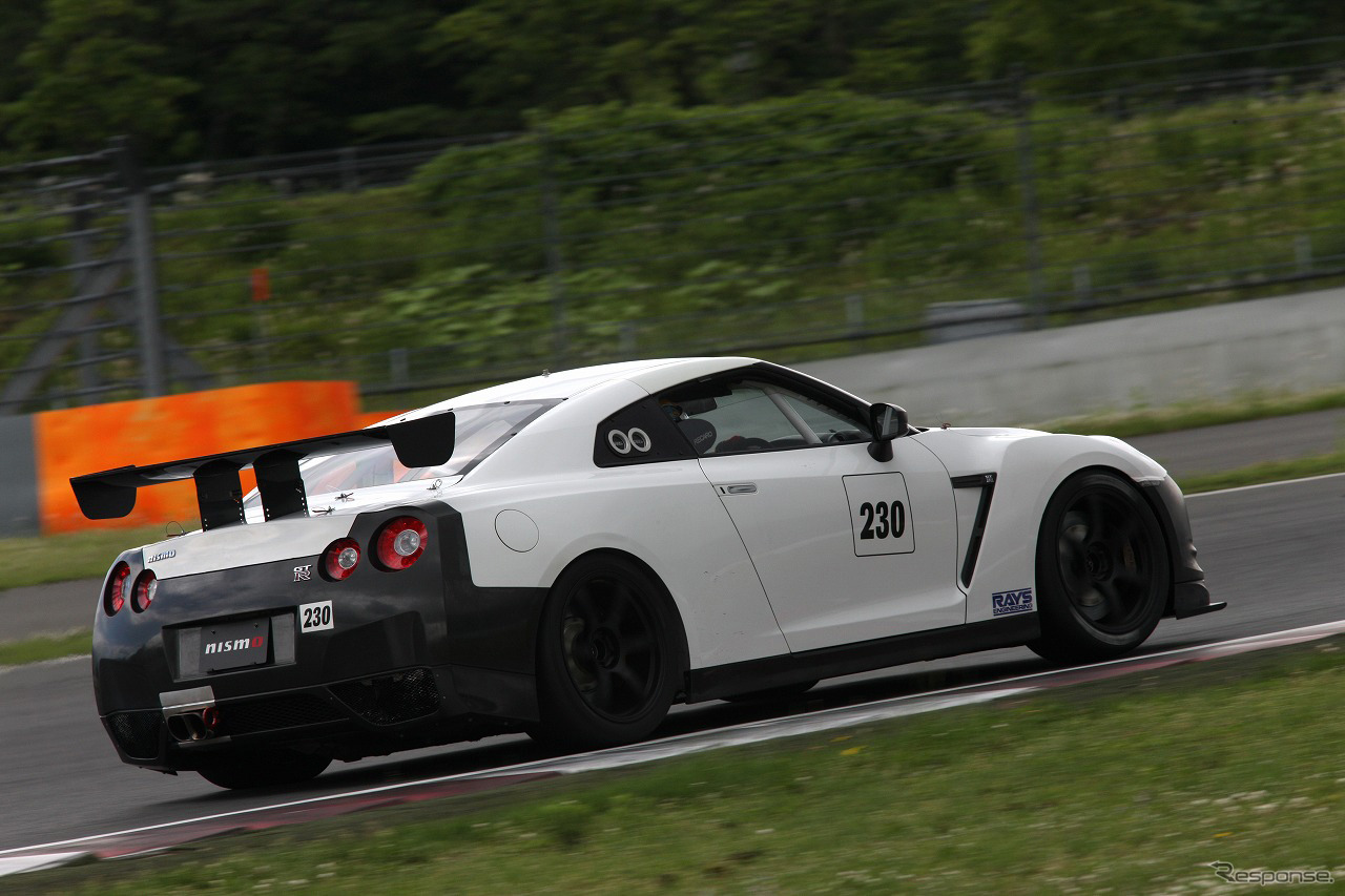 テスト参戦するNISSAN NISMO GT-R RCの走行風景