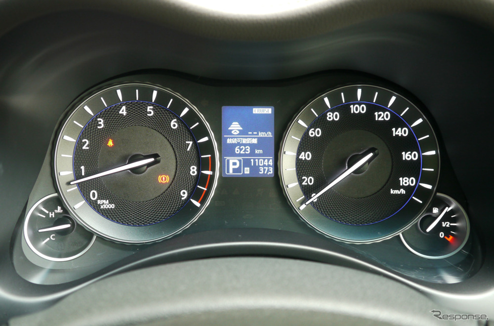 中央のインフォメーションディスプレに前方車との車間が3段階で表示される