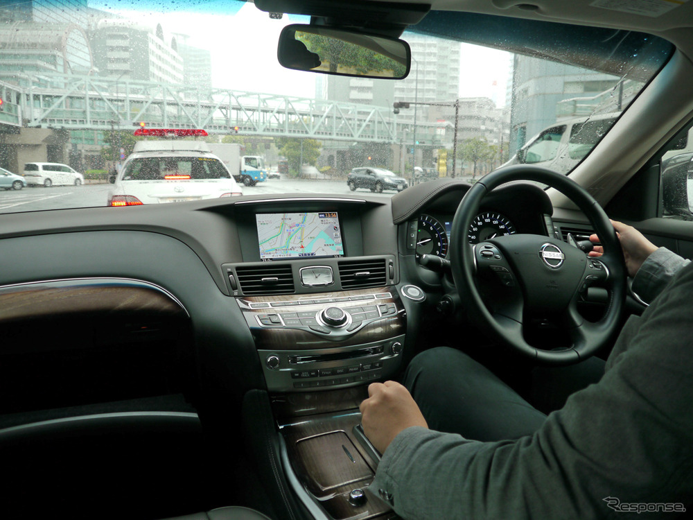 停止数秒後には自動ブレーキがリリースされクリープで走り出す