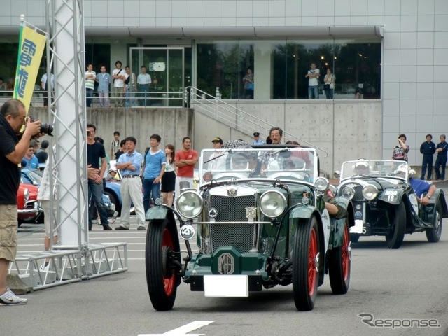 トヨタ博物館をスタートする参加車、このクルマは戦前のMG J2