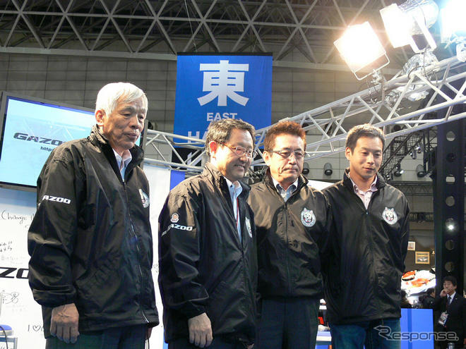 向かって左から成瀬氏、豊田社長、舘氏（レーシングチーム監督）、飯田選手（レーサー）