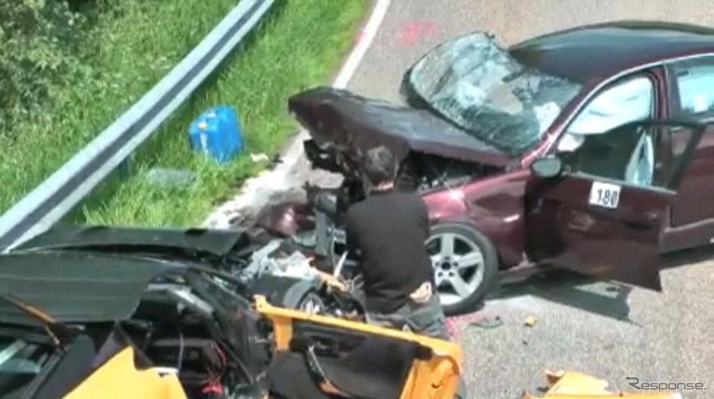 レクサスLFAとBMWの衝突事故映像（画像は動画ｊキャプチャー）