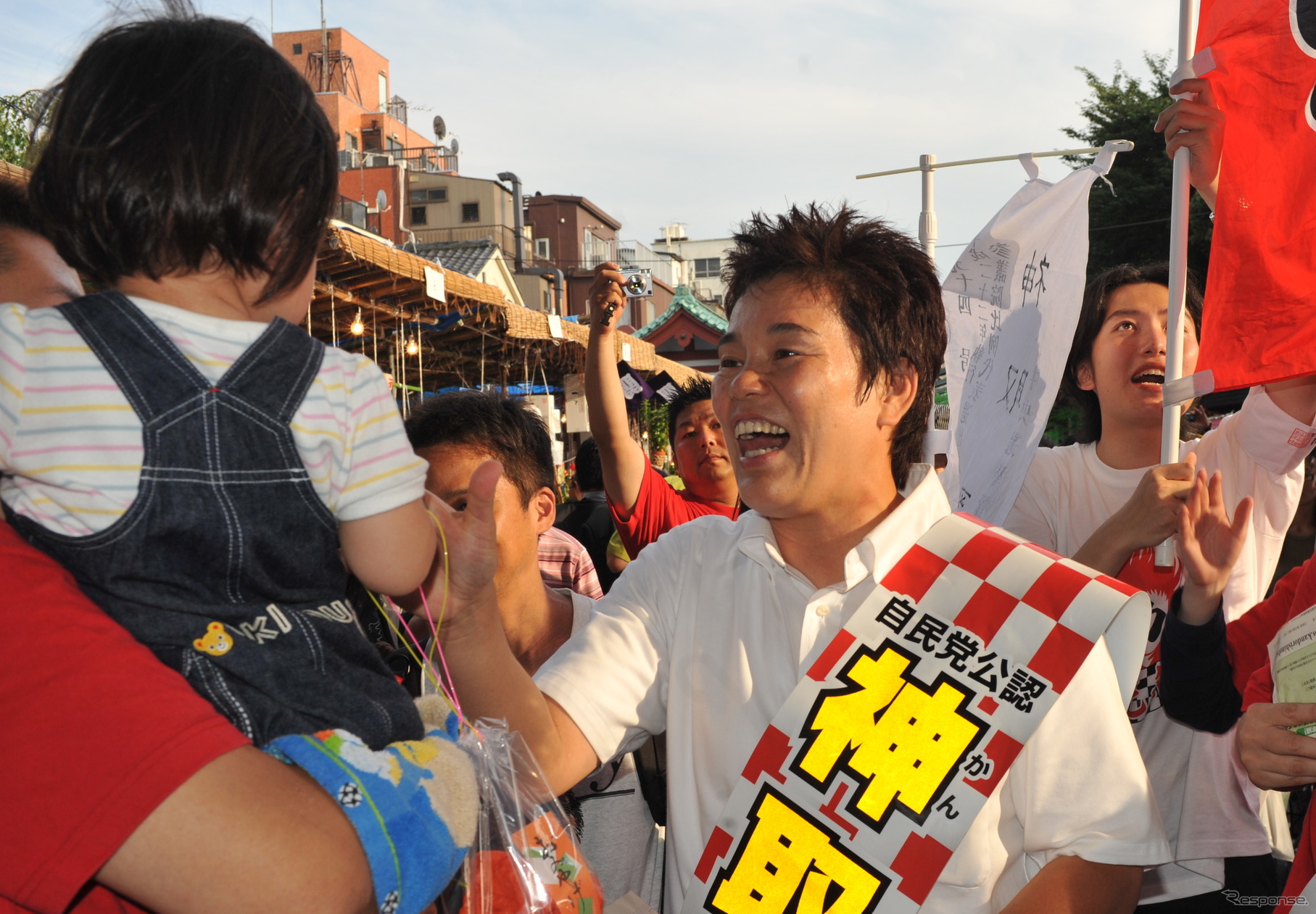 演説より人の中に入り触れ合う　（10日・浅草浅草寺）
