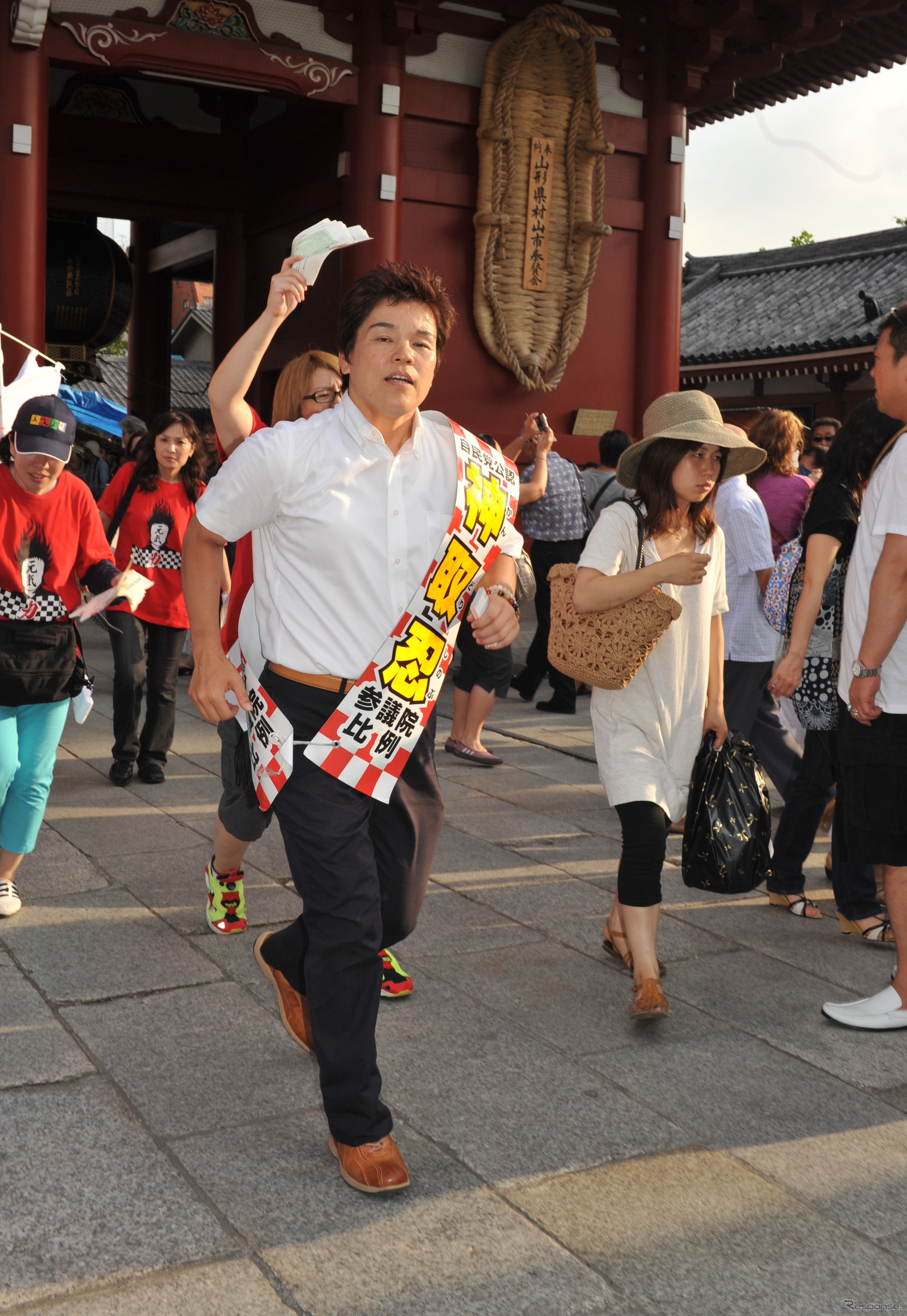 人が途切れたら走る　（10日・浅草浅草寺）