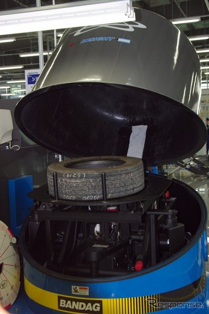 タイヤ内部の損傷を確認するシアロ検査工程
