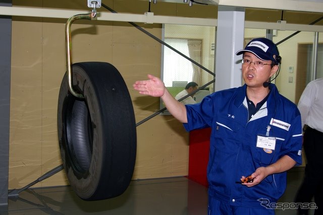 補修済みのタイヤ。これからクッションゴムの貼り付けに移る