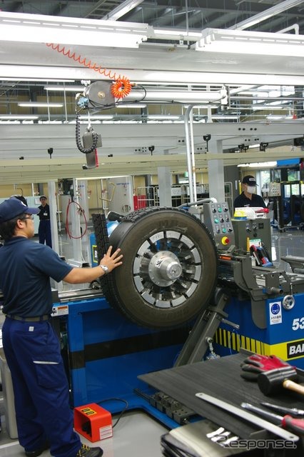 加硫（ゴムを強化する目的で硫黄を加えること）済みのトレッドゴムを貼り付ける