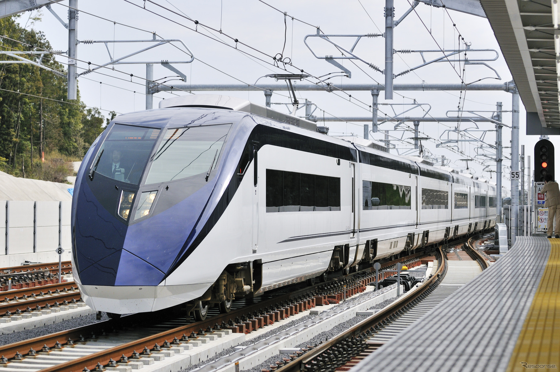 成田スカイアクセスを走る新型スカイライナー（AE形）　提供＝京成電鉄