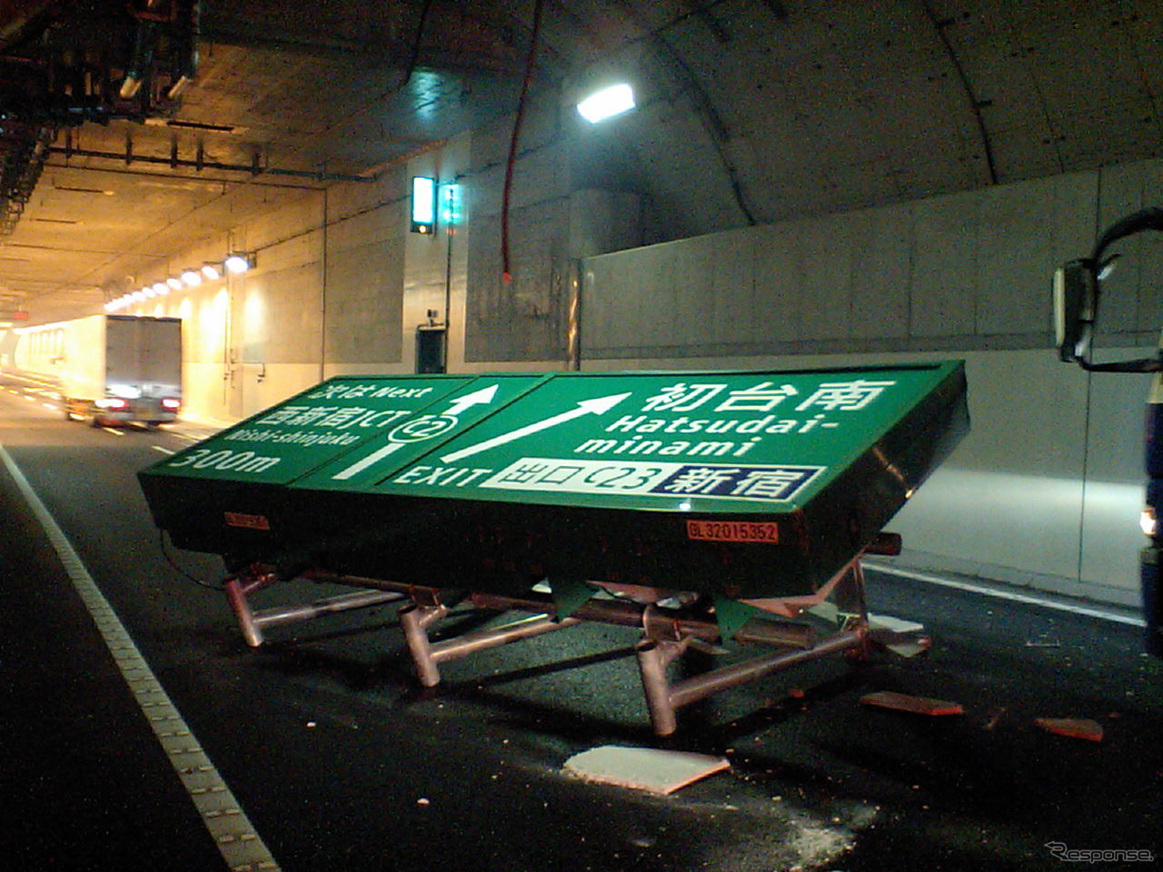 落下した案藍看板（中央環状線・外回り）　提供＝首都高速