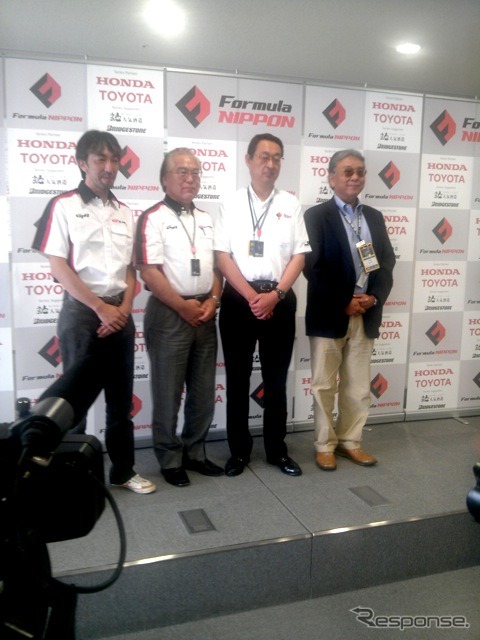 Fニッポン第3戦（富士）の会場で、11月のJAF GPについて概要を発表した関連各団体の首脳。左端は、レジェンドカップのプロデューサーに就任した服部尚貴