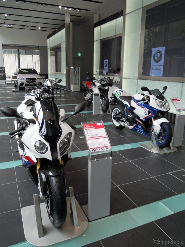 コンセプト6のほか、市販モデルも展示されている