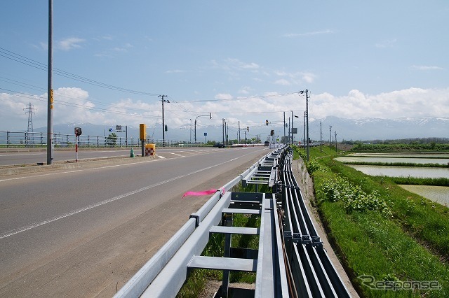 アイスバーンのカーブを走行中のRV車が、暴風による横風を受けてコントロールを失った可能性も指摘されている。