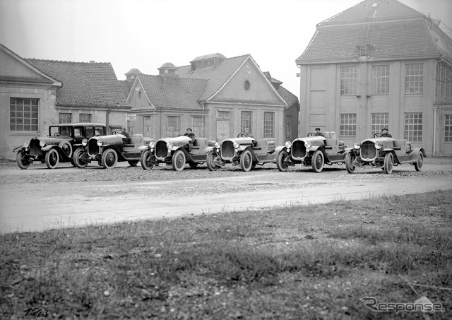 W3。工場の前で出荷を待つ。このあとコーチビルダーで車体が架装される（1921年）